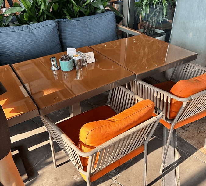 Palmiye Temizlik tarafından hijyenik hale getirilmiş kafe sandalyeleri